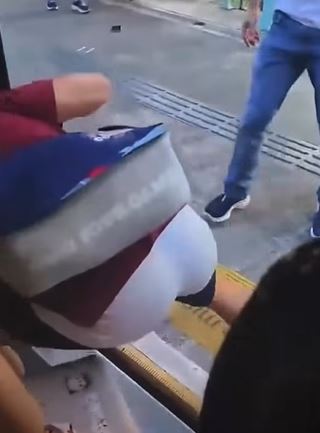 青年欲取回車廂中的物品。fb 車cam L（香港群組）Soso Chan影片截圖 