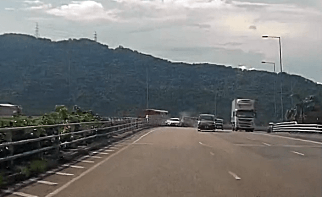 失控私家車撞到路邊車輛。fb：車cam L（香港群組）
