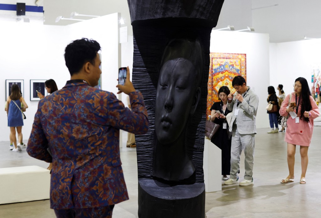 大家都好奇《Art SG》这个号称东南亚最大规模的艺博会，会否挑战《Art Basel Hong Kong》的地位？