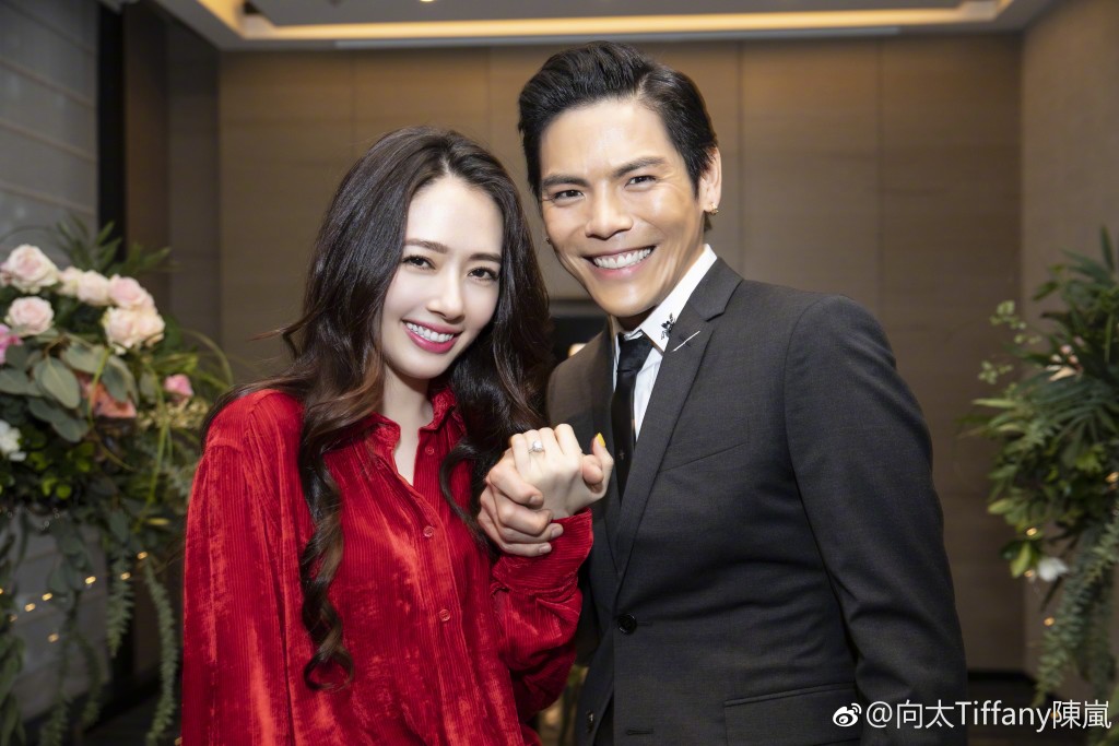 向佐与郭碧婷于2019年结婚。