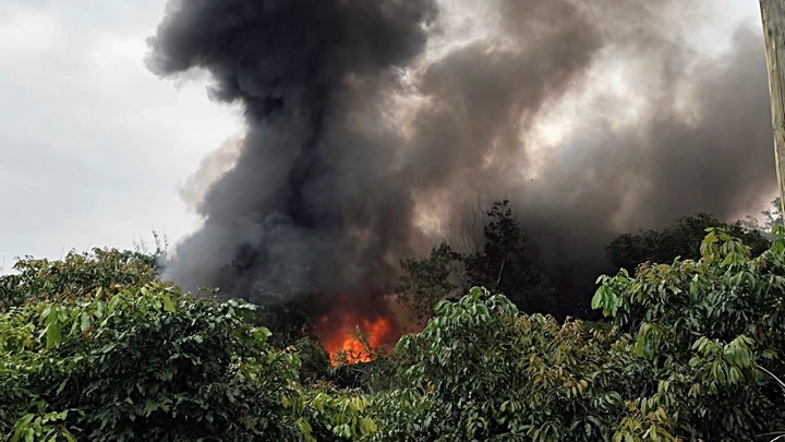 車房濃煙席捲半空。fb:盡在元朗