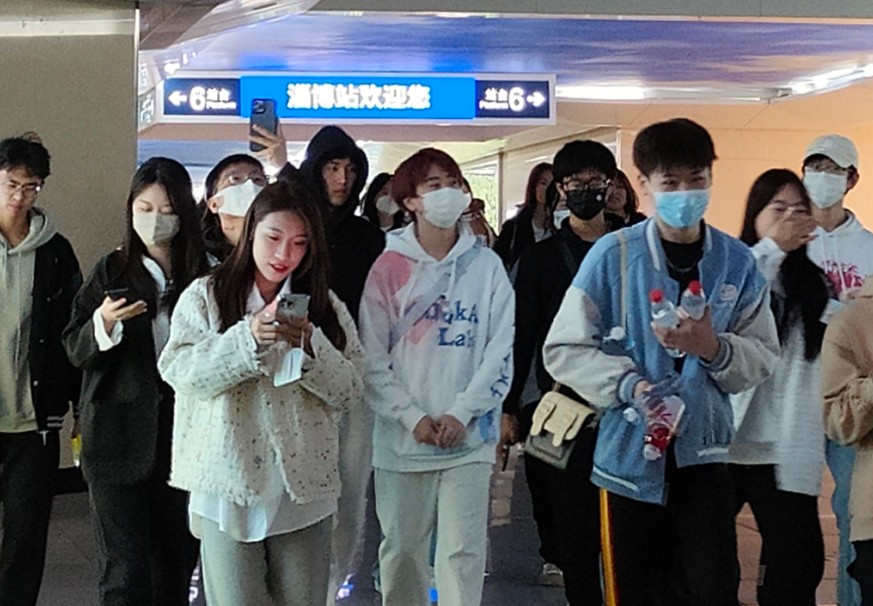 淄博火车站挤满大学生。网图