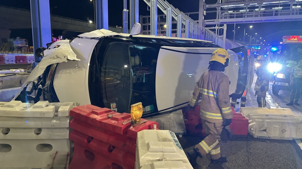 如脫韁野馬般橫掃路旁約20多米長的水馬，隨後整部車向左翻側，擱在受損的水馬上。蔡楚輝攝