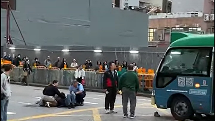 傷者倒卧地上。fb: 交通意外關注組(香港)