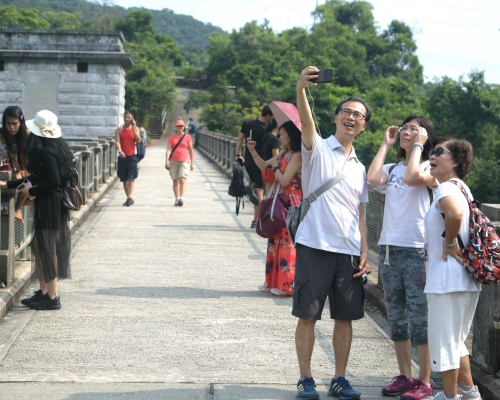 市民湧去郊外呼吸新鮮空氣。
