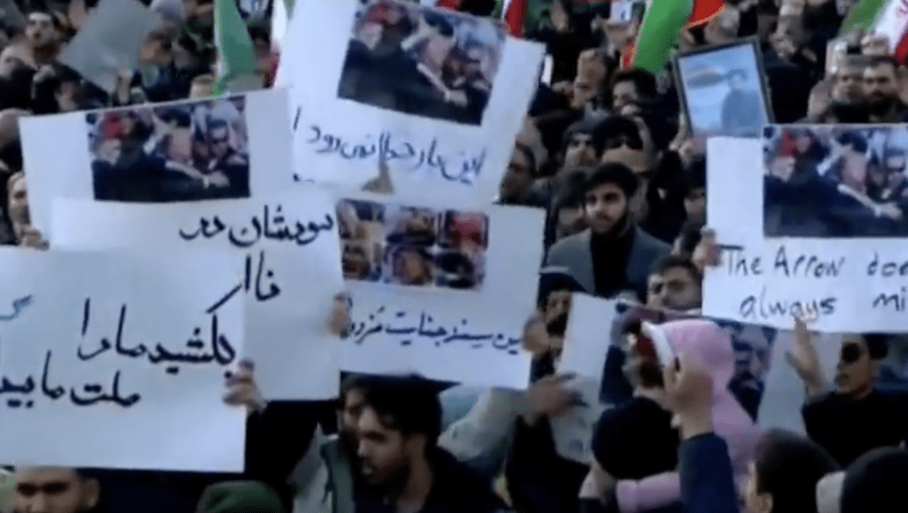 有關畫面顯示，受傷流血的特朗普形象，據信來自伊朗一場親政府集會。《紐約郵報》影片截圖