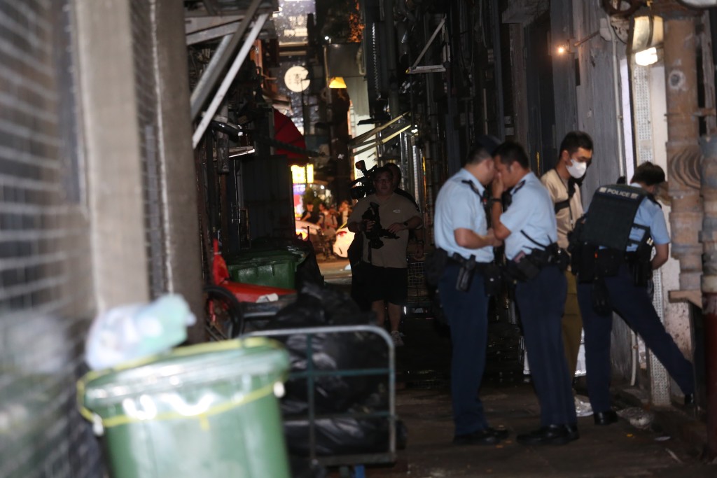警員在後巷位置調查。