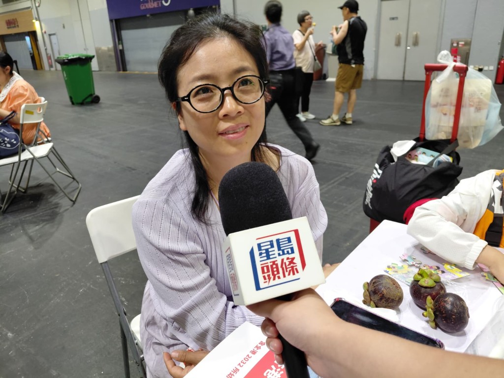 來自北京的王女士指會集中選購香港本地品牌。