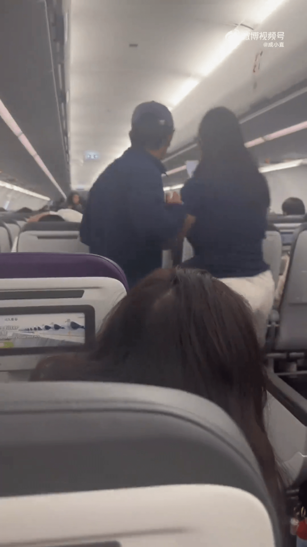 網上流傳影片，引發慌亂後，乘客落機。