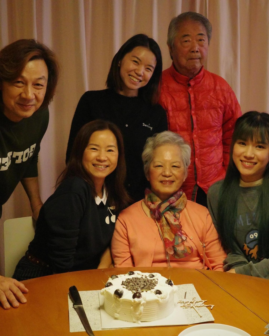 林珊珊次女野人（前右）于去年12月，于IG贴出三代同堂为妈咪林珊珊庆祝60岁生日照片。