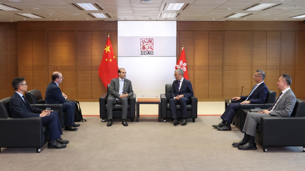 廉政專員胡英明及廉署首長級人員與摩洛哥國家廉政、預防和打擊腐敗局代表團舉行雙邊會議。 廉政專員胡英明及廉署首長級人員與摩洛哥國家廉政、預防和打擊腐敗局代表團舉行雙邊會議。