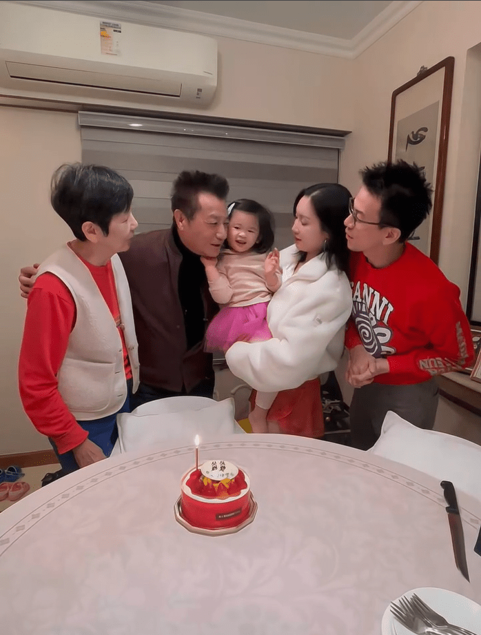 孫女摸着爺爺石修臉頰。 孫女摸着爺爺石修臉頰。