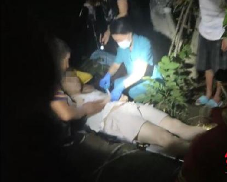 救護人員即場為兩人救治。網圖