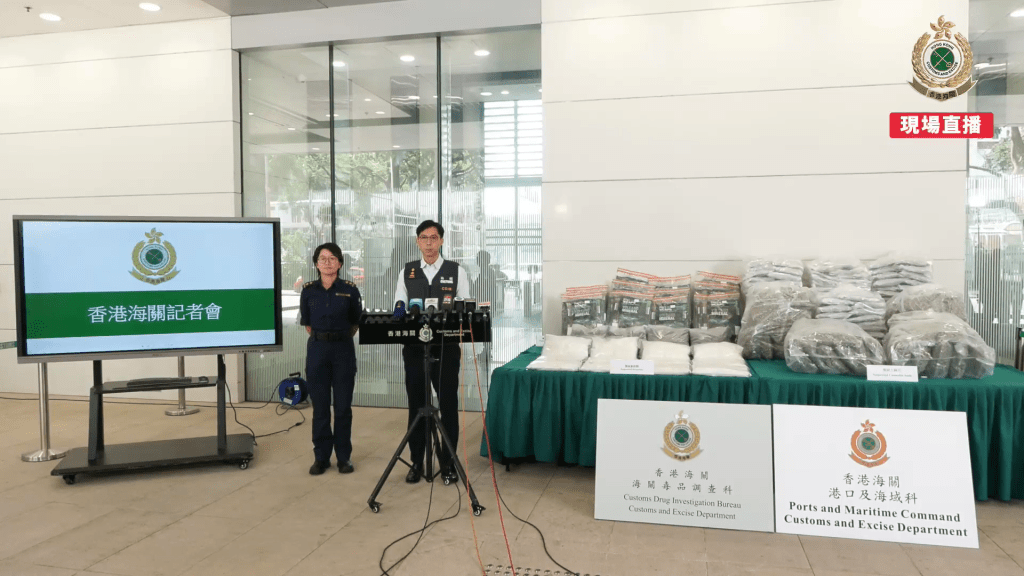 海关见记者交代案情。