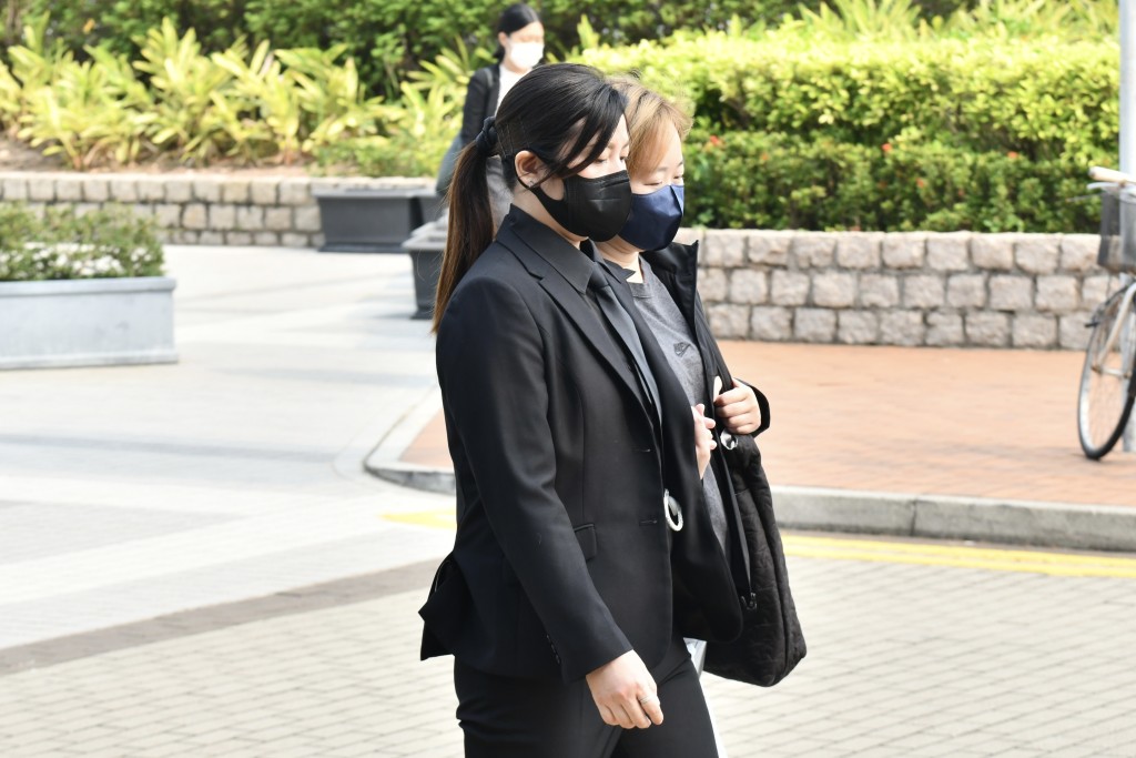 置邦興業有限公司文員駱倩盈(右)。 置邦興業有限公司文員駱倩盈(右)。