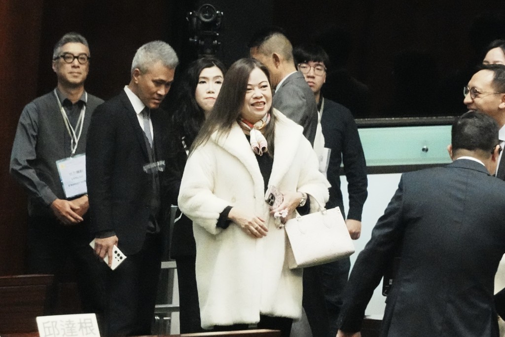 她期望與立法會通力合作,思考如何令文化體育及旅遊範圍抓緊現時正在上升軌道的良好勢頭。 她期望與立法會通力合作,思考如何令文化體育及旅遊範圍抓緊現時正在上升軌道的良好勢頭。