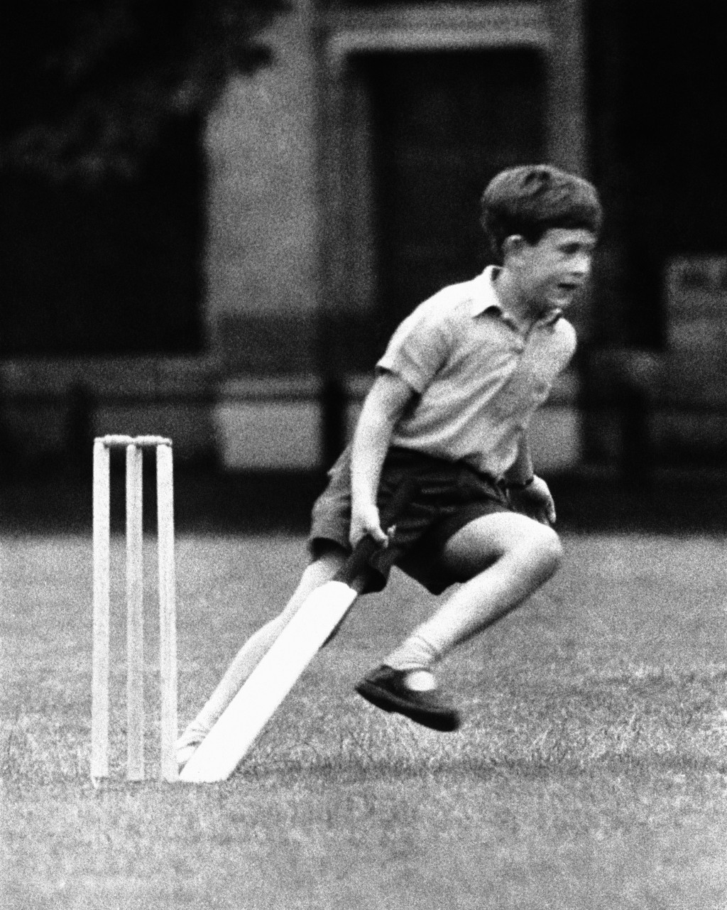 1957年7月8日，查理斯在伦敦希尔豪斯学校的运动日打板球。 美联社
