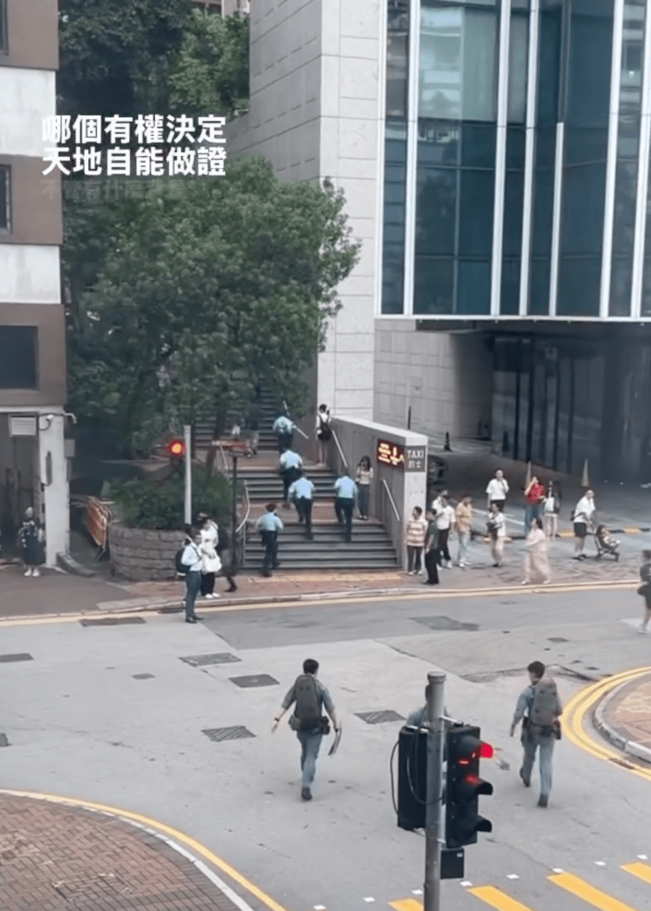 網上流傳片段顯示,大批軍裝警員及反恐特勤隊人員一度持盾出動,封鎖中間道及港鐵尖沙咀站K出口一帶。Threads@manshiu__impecc 網上流傳片段顯示,大批軍裝警員及反恐特勤隊人員一度持盾出動,封鎖中間道及港鐵尖沙咀站K出口一帶。Threads@manshiu__impecc