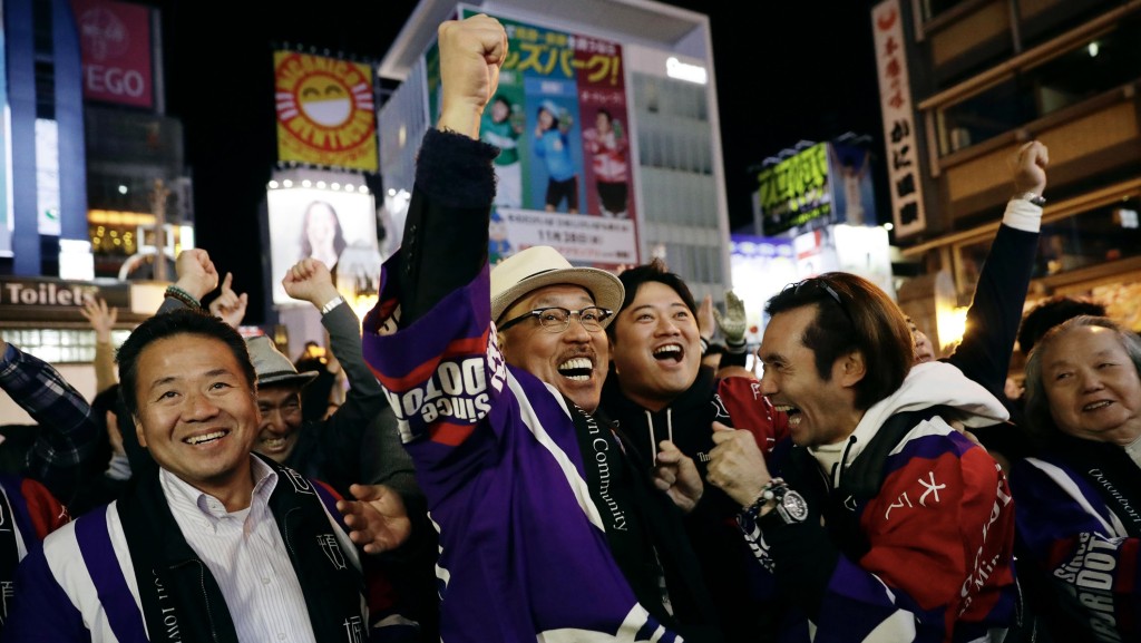 日本民眾得悉大阪奪得2025世博主辦權時，在心齋橋一帶街上開心慶祝。美聯社