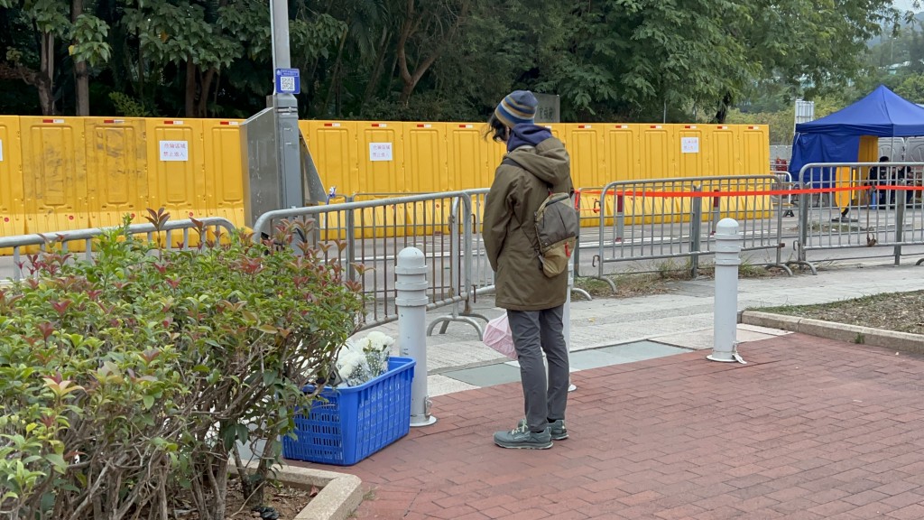 有市民今日專程到場獻花悼念。曾志恒攝