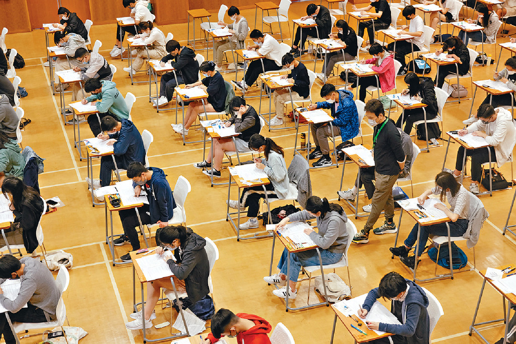 ■DSE英文科合共有47409人報考,試場內須戴口罩。