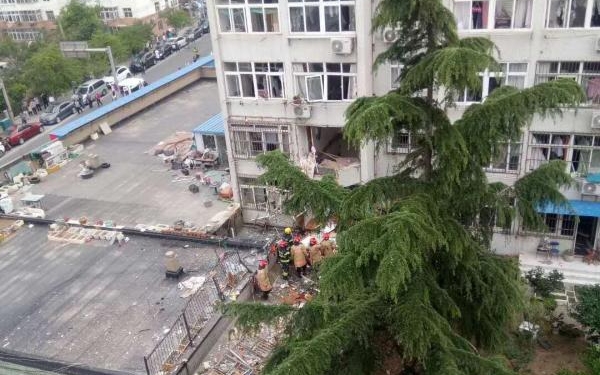 青島市市南區仙居路一住宅大樓發生爆炸。 網上圖片