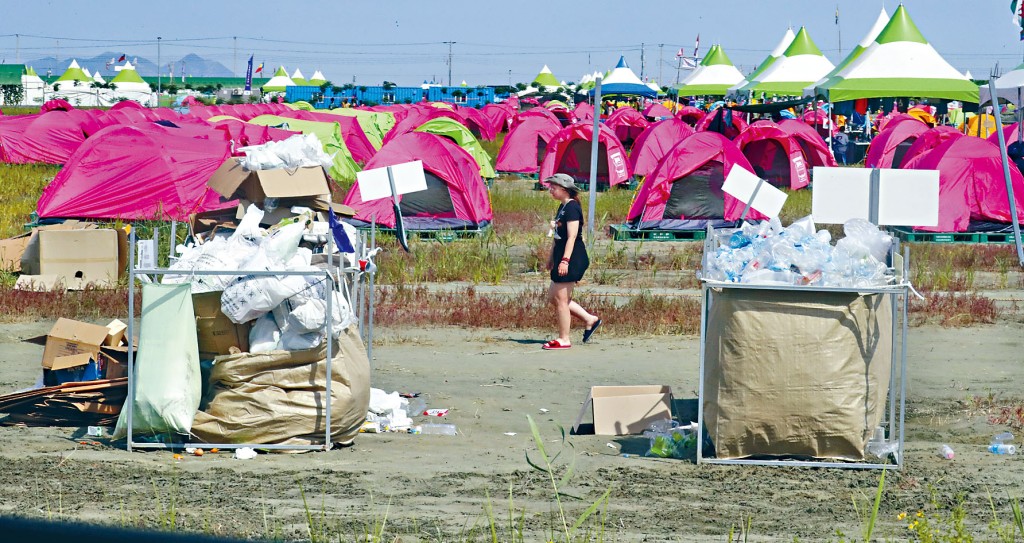 南韓警察周五在盆唐區地鐵站巡邏。
