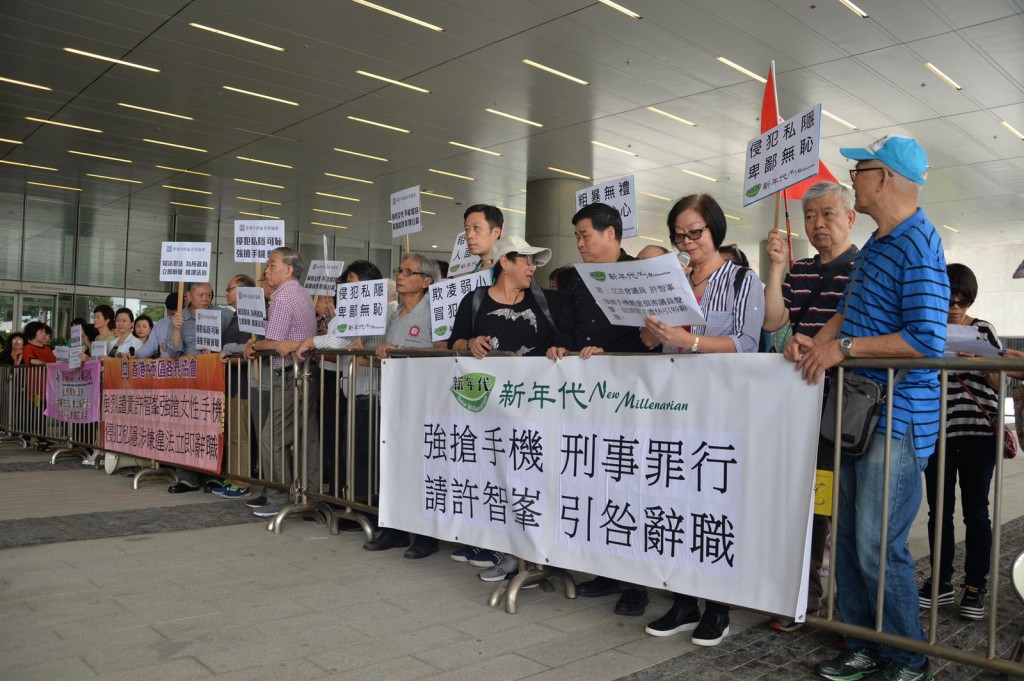 團體立會外示威,要求許智峯引咎辭職。