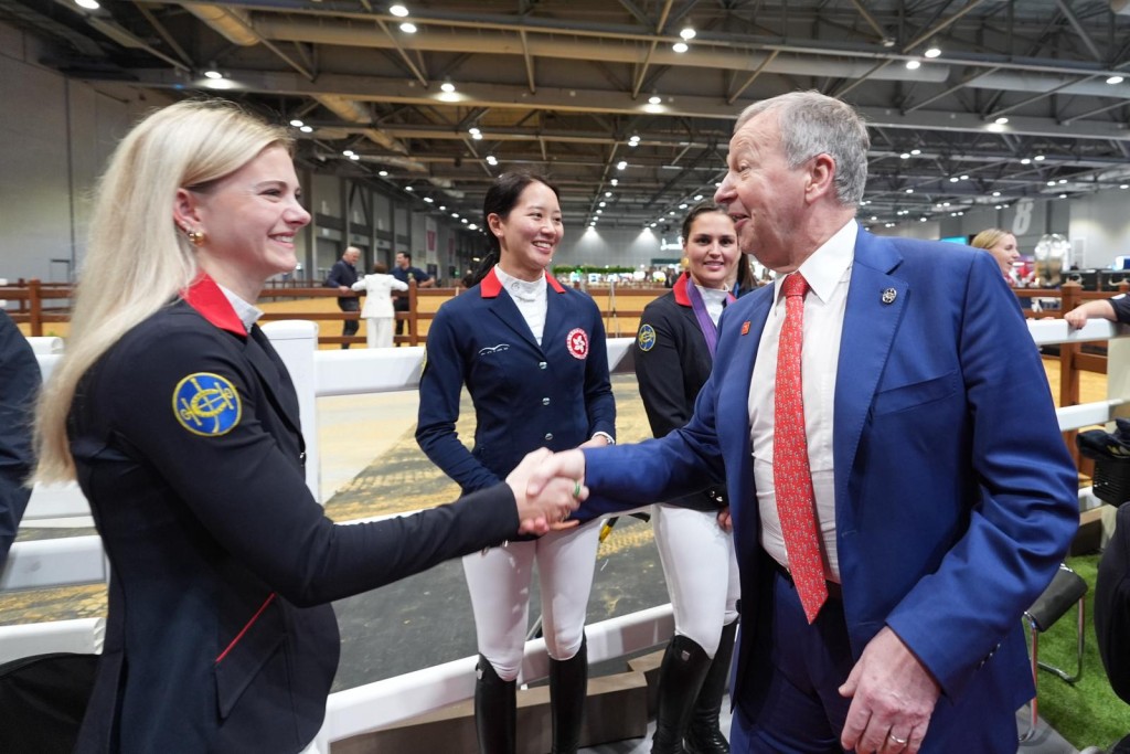 香港賽馬會行政總裁應家柏(右一)與馬會馬術隊成員 香港賽馬會行政總裁應家柏(右一)與馬會馬術隊成員