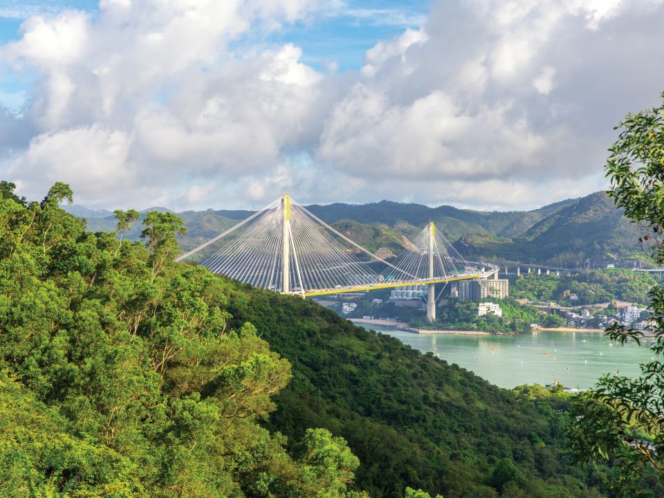 饱览青马大桥、汀九桥、马湾、大屿山、蓝巴勒海峡、货柜船等景色！（图片来源：香港旅游发展局）