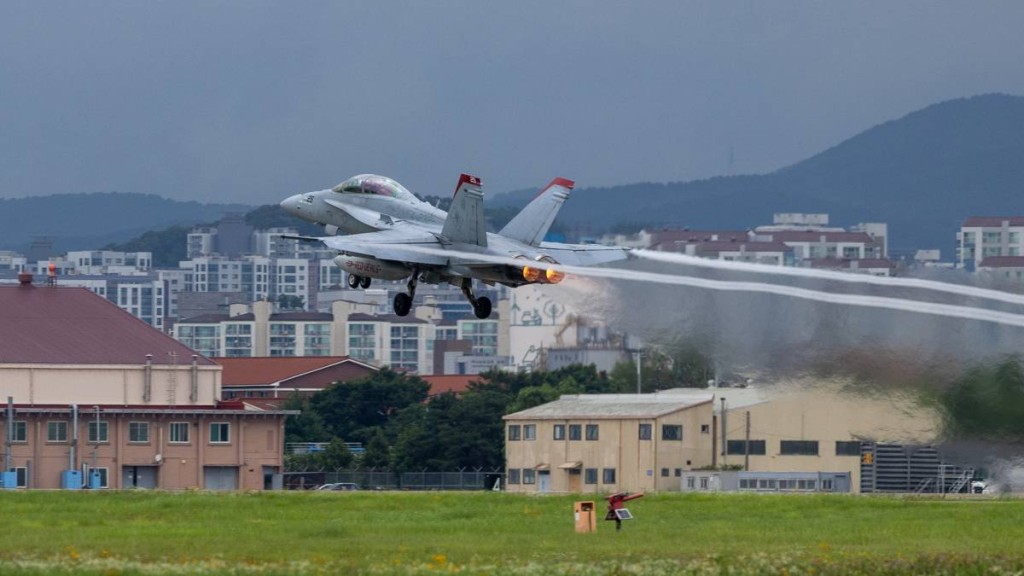 中國2名高中生多次偷拍美軍駐韓設施，被南韓檢方求刑最高4年。圖為美軍戰機降落南韓水原基地。Ｘ@1stMAW_Marines