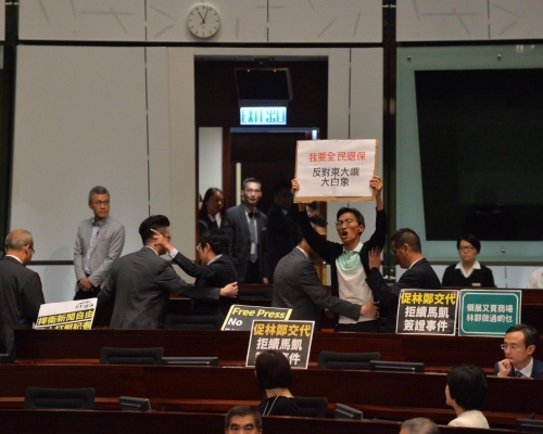 有民主派议员高呼口号，被赶离场。