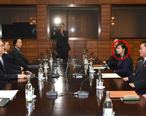 牡丹峰樂團團長玄松月(紅圈)。新華社
