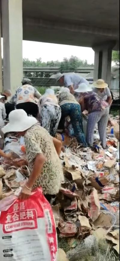 村民無視警察，將10噸凍肉哄搶光。抖音＠臨沂協達冷藏物流