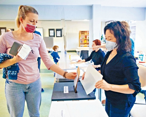 ■一名女选民在柏林一个投票站内投票。