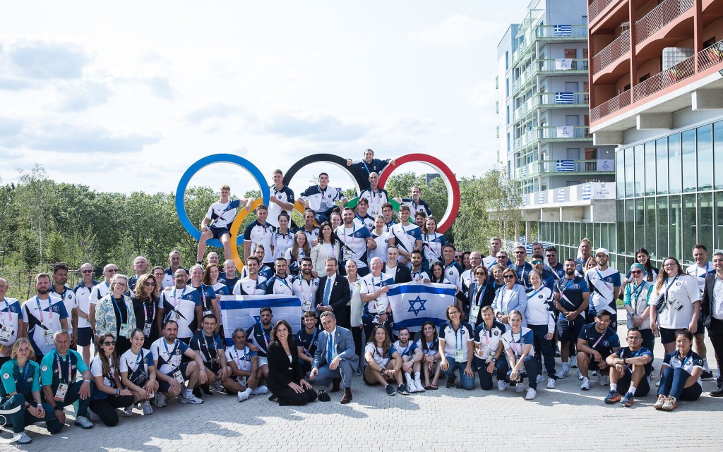 以色列选手在奥运村外大合照。以色列奥组委图片
