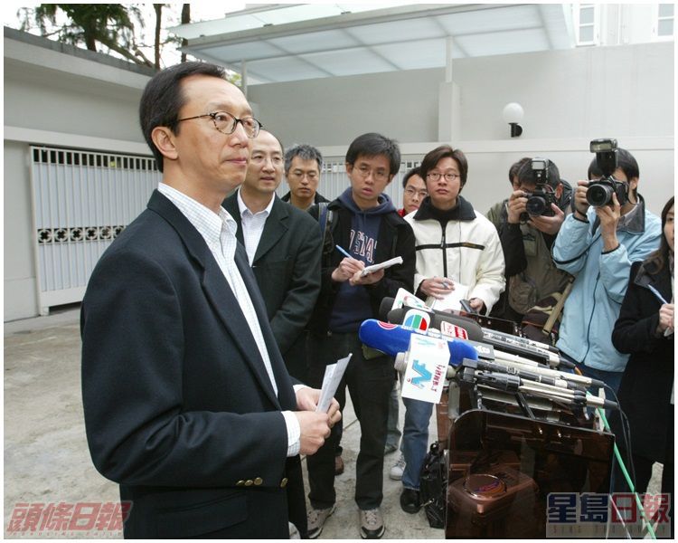 梁錦松當年在官邸外辯稱,買車時港府尚未決定增加登記稅。資料圖片