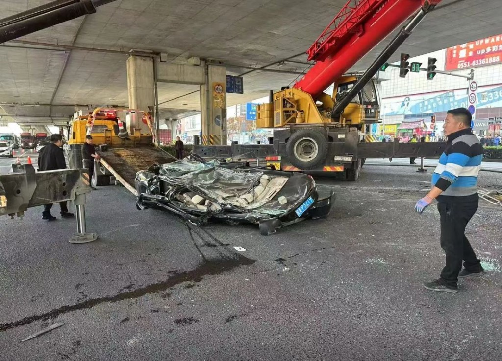 私家車被水泥車壓扁，私家車司機奇跡輕傷。影片截圖