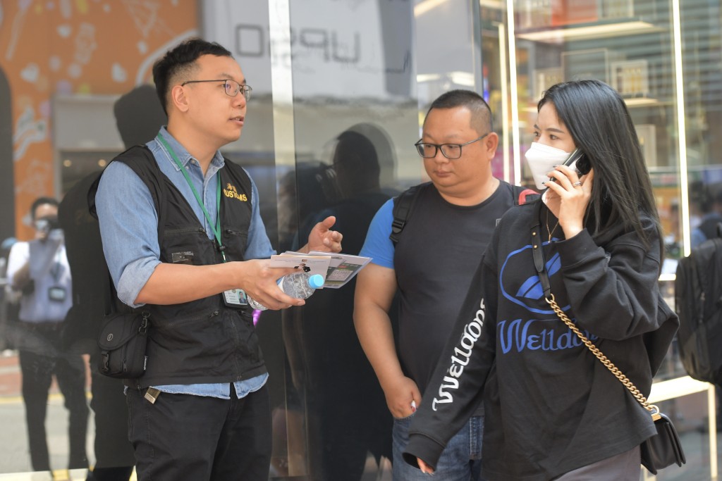 香港海關由今日起至5月5日展開巡查全港旅遊購物點的行動。梁譽東攝