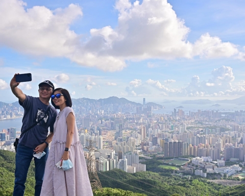 下午本港多處地區氣溫上升至34度左右。