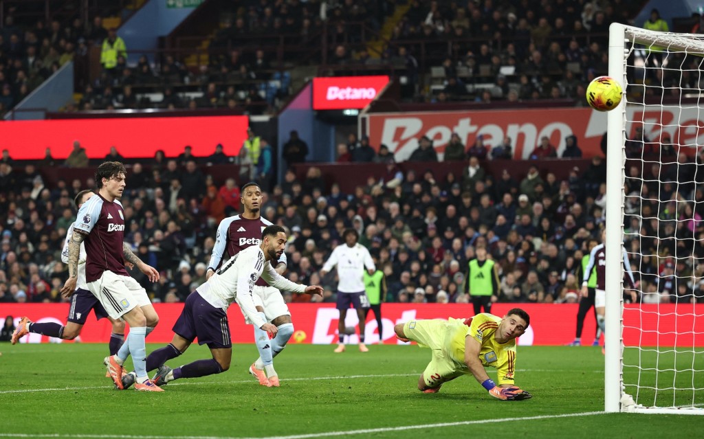 根夏下半場的頭槌柱邊出界。路透社