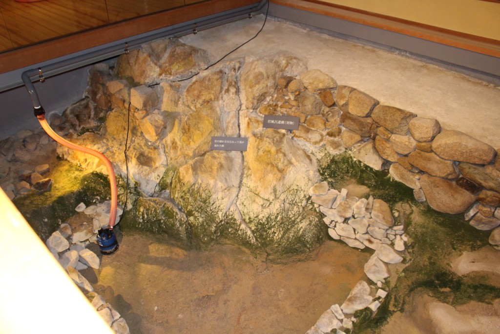 「岩風呂」遺址。網圖