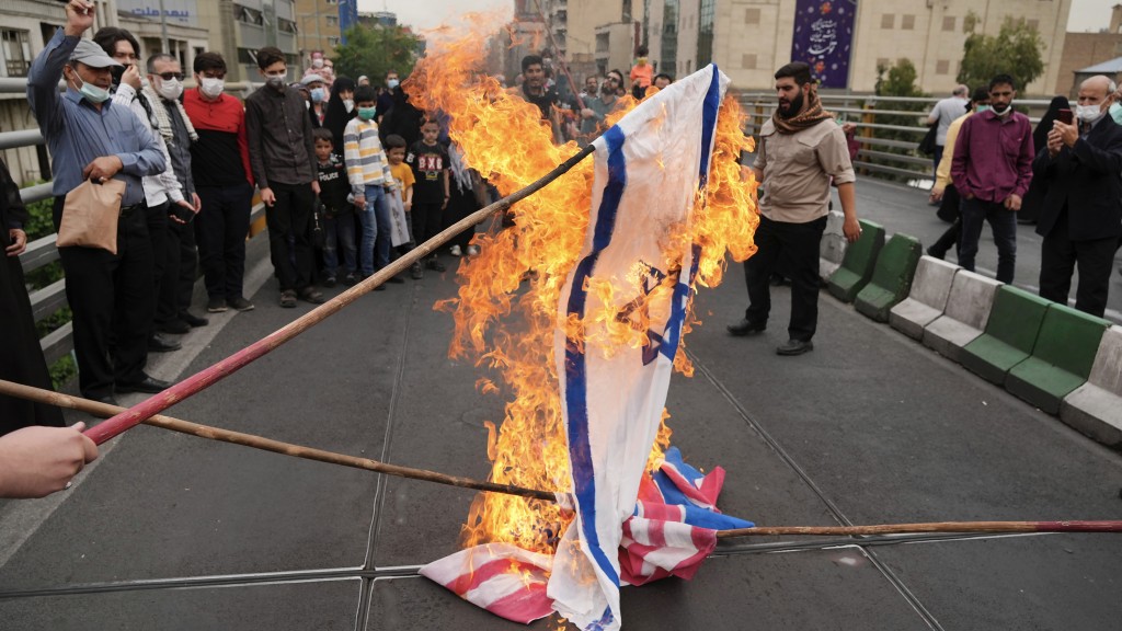 伊朗示威者燒以色列、英國和美國國旗。 美聯社資料圖