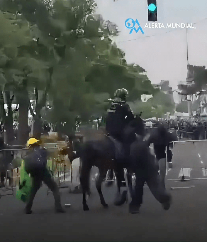 2026世界盃開幕戰揭幕後,阿茲特克體育場外屢見警民衝突。Antifa_Ultras@X/DudekPL4@X 2026世界盃開幕戰揭幕後,阿茲特克體育場外屢見警民衝突。Antifa_Ultras@X/DudekPL4@X