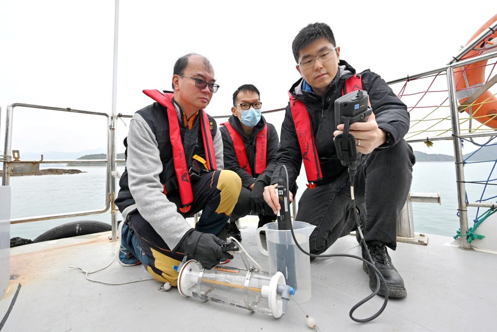 環保署人員示範抽水海水樣本進行監測。