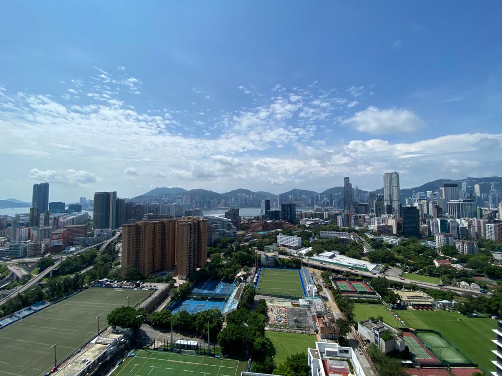 單位附連露台,享向南優勢,近為京士柏運動場,遠眺維港。