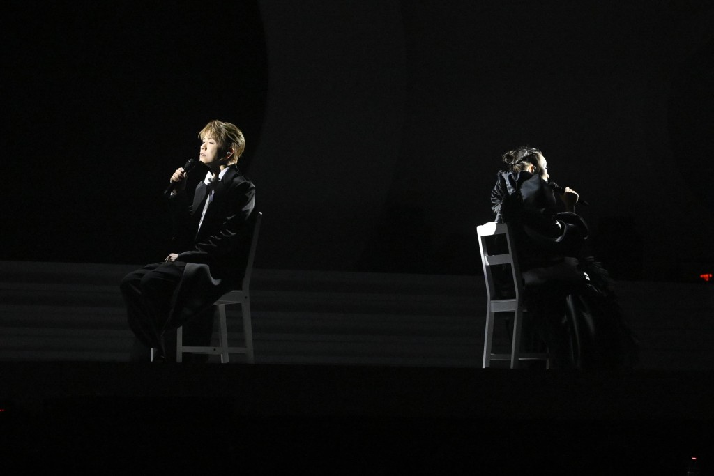 演唱會第一晚,王苑之、張敬軒對視唱《下次愛你》,這晚是背對背。 演唱會第一晚,王苑之、張敬軒對視唱《下次愛你》,這晚是背對背。