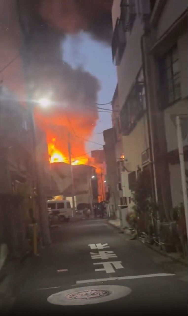 東京墨田區8楝住宅大火，傳多人被困。（X平台）