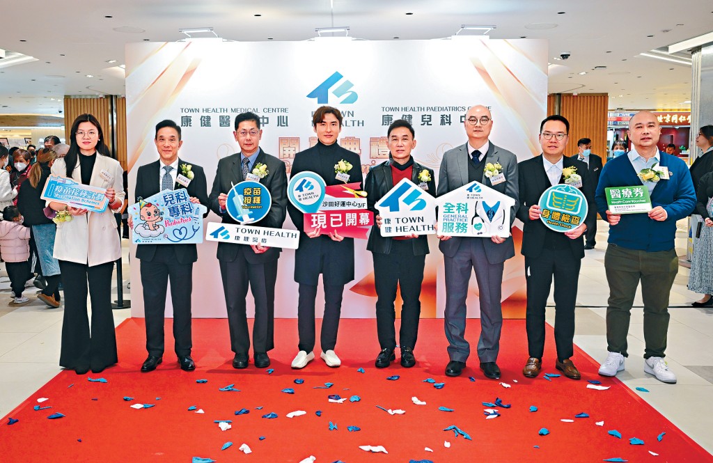 康健國際醫療集團主席兼行政總裁蔡加讚(左四),聯同集團專業醫療團隊主管主持開業儀式。