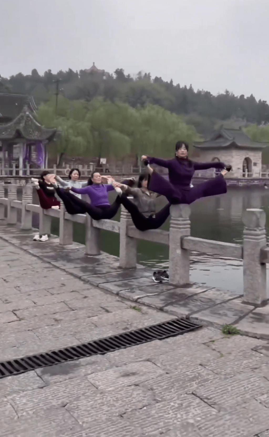 河南大媽「擘髀曬太陽」大玩「攞命瑜伽」。